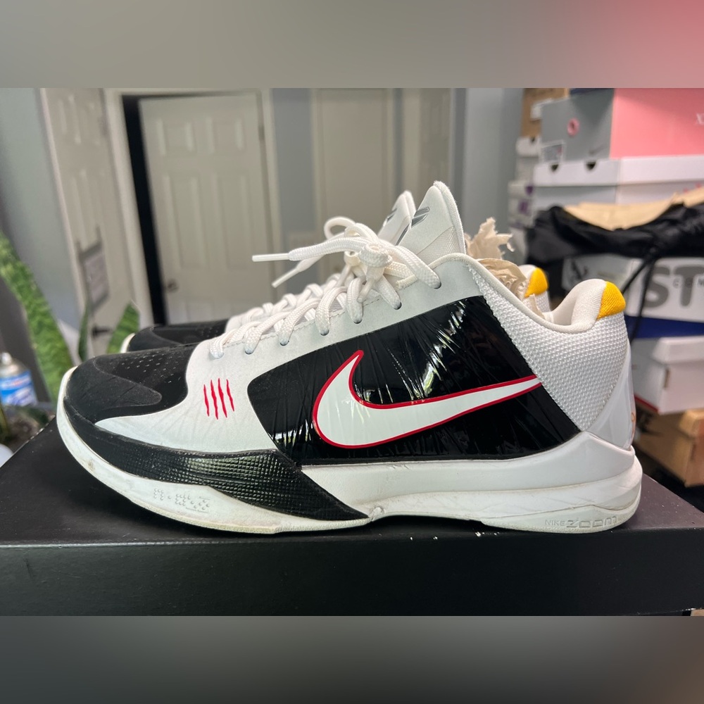 Kobe 5 “Alternate Bruce Lee” Size 8 mens